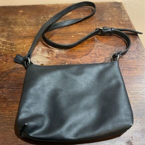 Universal Thread Black Crossbody Bag Adjustable Strap Front Pocket Zip Closure - Picture 8 of 13